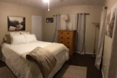 Image de 2br Home, fast WiFi, fenced yard, pet friendly\n