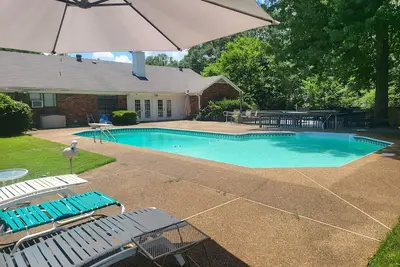 Image de Lets sit around the pool at Home Away from Home and its centrally located