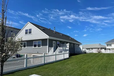 Image de Entire Beach House |Lawn | Steps to the Beach
