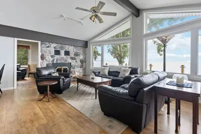 Image de Serene Waterfront Escape On Private Lane