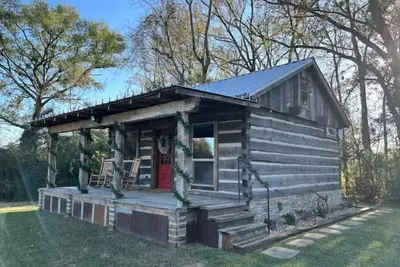 Image de 1800’s style log cabin with modern amenities