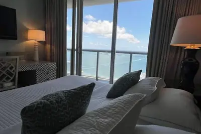 Image de Stunning Ocean Views from the Clouds - 42nd floor!