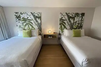 Image de Newly renovated room in cozy hotel near Disney