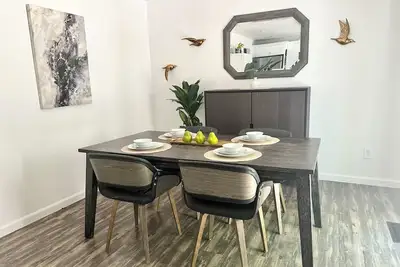 Image de Comfortable 3br w\/ Queen Bed, Garden Views, Patio!