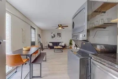 Image de ⟫ Dog Run & Courtyard 2 Bedroom Apt w/King Bed W&D