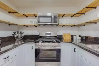 Image de ⟫ Dog Run & Courtyard 2 Bedroom Apt w/King Bed W&D