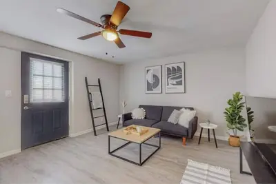 Image de ⟫ Dog Run & Courtyard 2 Bedroom Apt w/King Bed w/Washer & Dryer