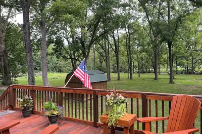 Image de Come enjoy our peaceful and relaxing river house located on the Jackson River.