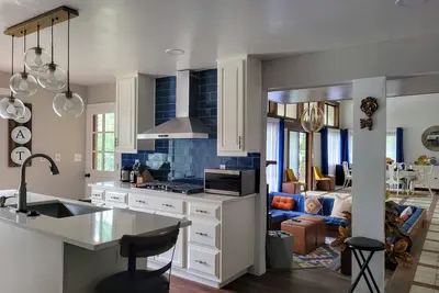 Image de Spanish style Lakefront Home w\/ Breathtaking views! Great for family or business