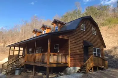 Image de 4br 2 Bath w/ hot tub and game room. Within 10 mins of Harlan & Cumberland.