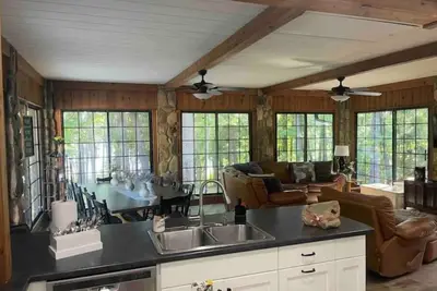 Image de Location! Private! Lake life at its best!