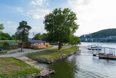 Image de Charming 3 bedroom cabin with private covered dock. Close to Old Kinderhook.
