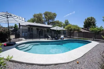 Image de Unwind in Style: Home + Heated Pool for Families