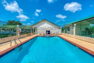 Image de Close to Yoakum Bulldog Stadium! Free Parking and Breakfast, Onsite Pool!