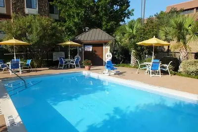 Image de 3 Affordable Units Near Toyota Music Factory! Free Breakfast, Pets Allowed!