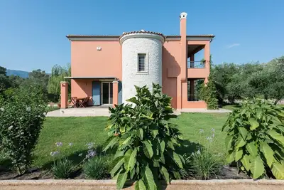 Image de Contemporary Corfu Retreat | 3 Bedrooms | Villa Girasole | Artful Decor | Lush Garden | Tranquil Setting