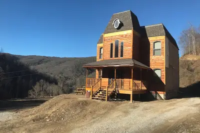 Image de 4br 2 bath house with full kitchen, living room, hot tub and game room.