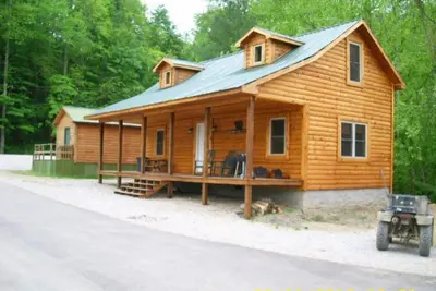 Image de 3br, 1 Bath Cabin with hot tub, full kitchen, and living room.