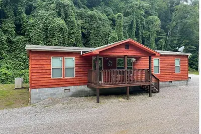 Image de 3br, 2 Bath house with full kitchen, living room, and hot tub.