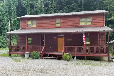 Image de 3br 2 Bath house with full kitchen, living room, and hot tub.