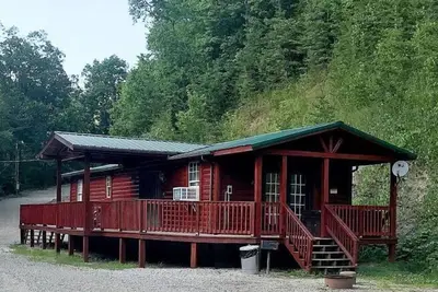 Image de 2br 1 Bath cabin w/ full kitchen, hot tub, and living room.