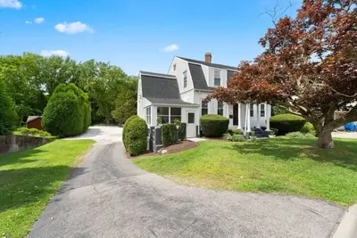 Image de Walkable 4br in Barrington – Near Beach & Bike Path