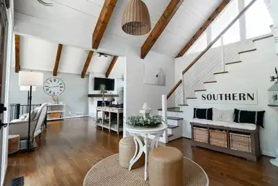 Image de Stunning 5 star luxury farmhouse, Ga wine country with a new Pickleball Court!