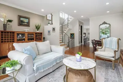 Image de Cozy Home in the heart of Chicago W/Private Backyard & Games Room-Free parking.