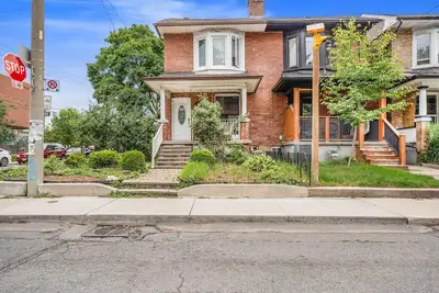 Image de 3 Bedroom 1 Bath Lower Apartment in Central West Toronto