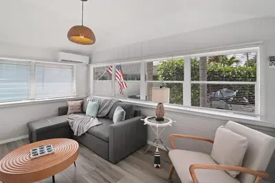 Image de Steps from the Beach! Free parking! Grill! Beach essentials!