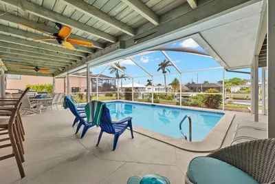 Image de Villa Florence - Elec-heated pool home w/2 living areas, bikes & kayaks! - Swfl Rentals