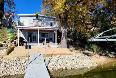 Image de Private Beach Waterfront w/ Dock - Rock River Hideaway