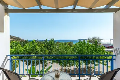 Image de Maison de vacances '1 Kypri Seaview Perasma Studio' avec vue sur la mer, Wi-Fi et climatisation