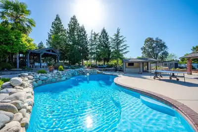 Image de 4, 500 sq-ft retreat with a pool and hot tub in the middle of wine country!