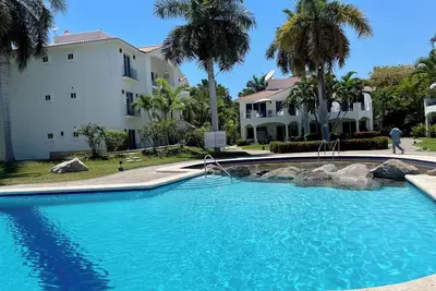 Image de Condo sur un terrain de golf privé avec piscine et environnement tropical