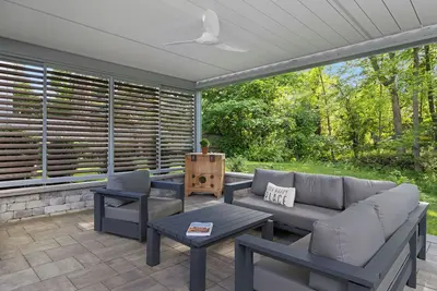 Image de Shady Oasis- Charming and Historic Home 3 blocks from Abbey w/ Outdoor firepit!