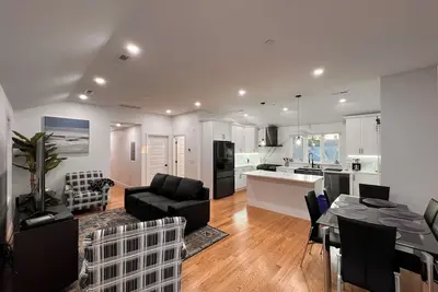 Image de Luxury and Modern  Apt near Mall/ Hospital