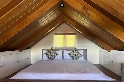 Romantic Loft Escape! Cozy Stay + Free Parking