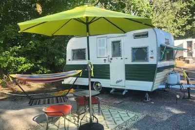 Image de Wizard of Oz themed, Vintage 1967 Aloha Camper/Glamper!