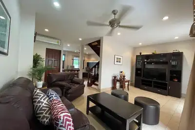 Image de Family-sized townhouse, a few minutes walk to Cha-am beach and restaurants.