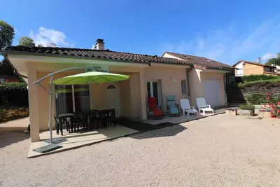 Image de Gîte au bord du lac de Saint-Etienne Cantalès avec piscine, jardin clos et accès activités nautiques.