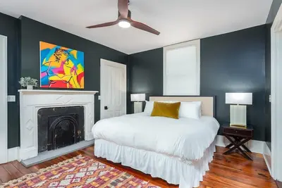 Image de The Groove | Charming Charleston Suite