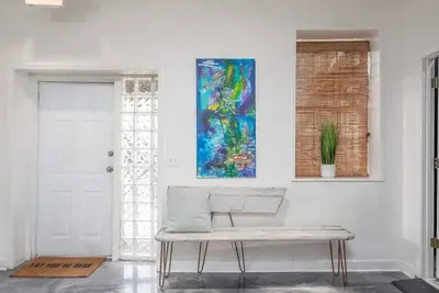 Image de Charming 2br with Artistic Details and Parking!