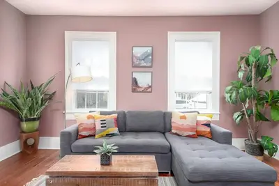 Image de Couple’s Retreat | 2 Flats + Patio + Free Parking