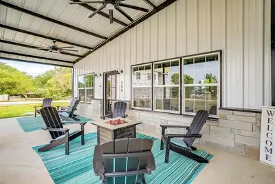 Image de Lake Days Await • Boat Parking • Big Porch