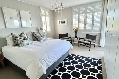 Image de Stylish apartment located on the iconic Camps Bay Beachfront in Cape Town. \n\n