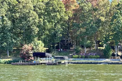 Image de Newly renovated cozy lake house retreat on Lake Oconee, waterfront lot!