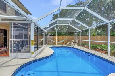 Image de Experience Luxurious Living: Exquisite Pool House in Brandon for 15 Guests