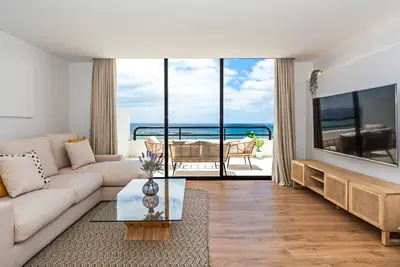 Image de Luxury Beach Views 2br House - Private Parking