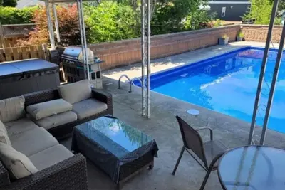 Image de 4+Bdr Riverfront Retreat with Private Pool and Yard